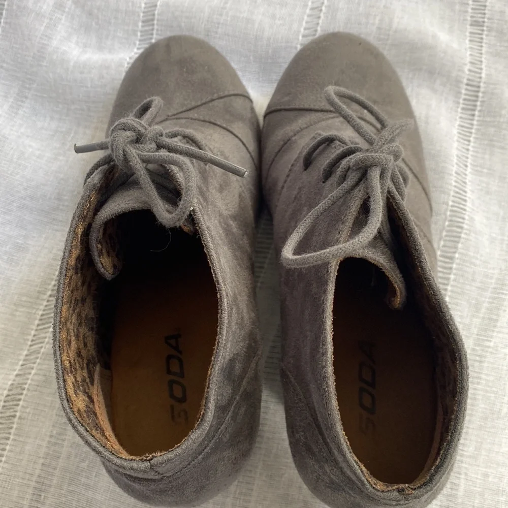 Soda City soft gray Oxford laces booties.*